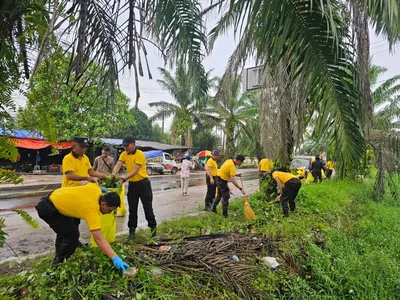 Personel Gabungan Bersihkan Islamic Center Sampit, Wujud Nyata Gerakan Indonesia Asri