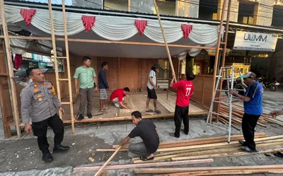 Wujud Kedekatan Kapolsek Ketapang dengan Warga, Bersama Membangun Pos Pengamanan Nataru