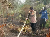 Pemadaman Karhutla Ala Kapolres Kotim, Tak Beranjak sebelum Bara Padam