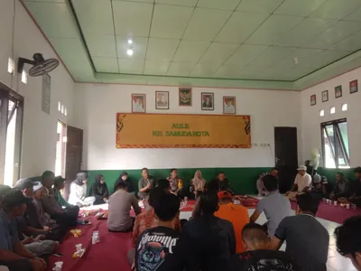 Polemik Penyiraman Jalan di Kelurahan Samuda Kota Jadi Sorotan Publik, Praktisi Hukum : Salah Penyiram atau Lalu Lintas Kendaraan Bermuatan ?